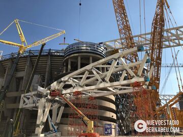 En el exterior, el estadio del Real Madrid sigue rodeado de gr¨²as trabajando sin descanso para tener el nuevo feudo blanco a punto.