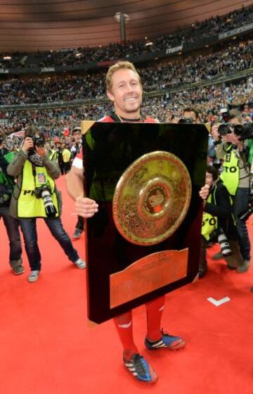 31/05/14. Final del Top 14 de Francia. Toulon-Castres. Jonny Wilkinson con el trofeo que acredita a Toulon ganador del Top 14.