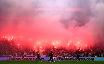 El rbitro alemn detiene el encuentro por las bengalas y el humo en uno de los fondos del estadio Do SL Benfica.