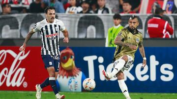 Futbol, Alianza de Lima vs Colo Colo.
Fase de grupos, Copa Libertadores 2024.
El jugador de Colo Colo Arturo Vidal, derecha, juega el balon contra Alianza de Lima durante el partido de copa libertadores por el grupo A disputado en el estadio Alejandro Villanueva.
Lima, Peru.
15/04/2024
Daniel Apuy/Photosport
Football, Alianza de Lima vs Colo Colo.
Group stage, Copa Libertadores 2024.
Colo Colo's player Arturo Vidal, right, play the balll against Alianza de Lima during the copa libertadores match for group A at the Alejandro Villanueva stadium.
Lima, Peru.
15/04/2024
Daniel Apuy/Photosport