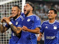AME621. MEDELLÍN (COLOMBIA), 04/03/2026.- Leonardo Castro (i) de Millonarios celebra un gol con sus compañeros Sebastián Valencia (c) y Mackalister Silva este miércoles, durante un partido de la primera fase de la Copa Sudamericana entre Atlético Nacional y Millonarios en el estadio Atanasio Girardot en Medellín (Colombia). EFE/ STR