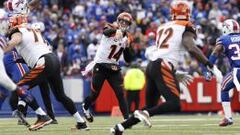 Andy Dalton busca a Mohammed Sanu en la victoria de Cincinnati en Buffalo.