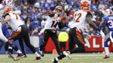 Andy Dalton busca a Mohammed Sanu en la victoria de Cincinnati en Buffalo.