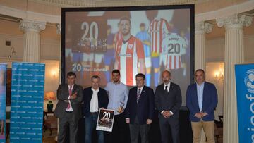 Aduriz, con los organizadores y personalidades