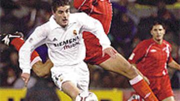 <b>DE LOS MEJORES</b>. Portillo intenta controlar en presencia de la defensa del Terrassa, incapaz de pararle en la primera parte.