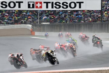 Los pilotos bajo la fuerte lluvia que ha caído en el circuito durante la carrera. 