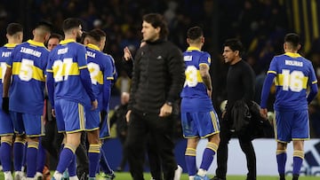 Boca Juniors' coach Hugo Ibarra (2-R) leaves the field with the players after defeating Platense 2-1 in their Argentine Professional Football League tournament match at La Bombonera stadium in Buenos Aires, on August 6, 2022. (Photo by Alejandro PAGNI / AFP)