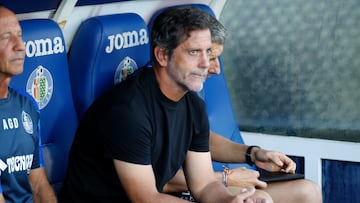 Quique Sánchez Flores en el banquillo del Coliseum antes del partido contra el Atlético de Madrid.