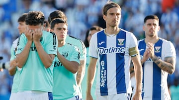 LEGANÉS (MADRID), 24/05/2025.- Jugadores del Leganés lamentan su descenso tras el partido de LaLiga de fútbol que CD Leganés y Real Valladolid han disputado este sábado en el estadio de Butarque. EFE/Sergio Pérez