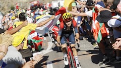 Thomas Pidcock surca el Alpe d'Huez ante la presencia masiva de público, camino de una gran victoria.