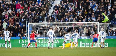 Griezmann lanza fuera el penalti. 