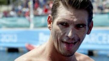 El nadador griego Spyridon Gianniotis celebra su victoria en la prueba de 10km en aguas abiertas de los Campeonatos del Mundo de Natación.