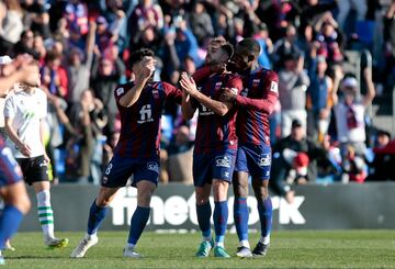 Su tesón e incorformismo, ante un resultado muy adverso, fueron claves para que el Eldense consiguiera un empate. En el minuto 73 perdían 0-3 y Soberón don un doblete en nueve minutos hizo creer al Nuevo Pepico Amat y el Eldense consiguió empatar.