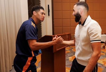 Jude Bellingham saluda a Karim Benzema. 
 
