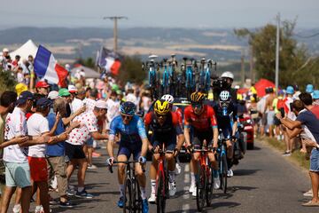 Hugo Houle, Filippo Ganna y Fred Wright encabezan la escapada del día, que llegó victoriosa a Saint-Étienne con Mads Pedersen.