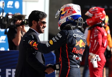 Max Verstappen charla con el presidente de la FIA, Mohammed ben Sulayem.