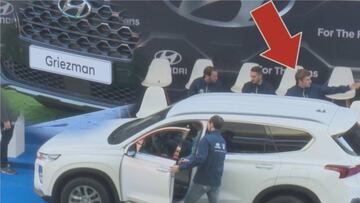 El enfado de Griezmann tras ver su nombre mal escrito en el coche