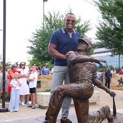 Rangers legend immortalized in bronze with one of his most iconic swings