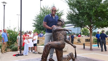La franquicia texana reveló una estatua de bronce en las afueras del Globe Life Field sobre la entrada noreste del estadio.