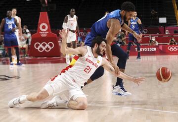 Álex Abrines lucha un balón con Jason Tatum en los últimos compases del duelo.