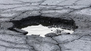 ¿Cuáles son las consecuencias de los baches en los autos?
