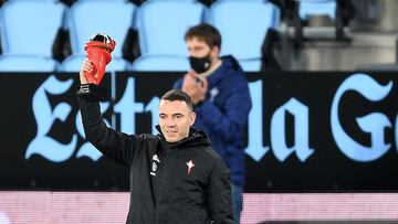 Iago Aspas levanta el trofeo que lo reconoce como mejor jugador de LaLiga durante el mes de diciembre.