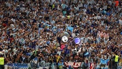 Miles de hinchas argentinos viajaron para alentar al conjunto de Scaloni. (Photo by ADRIAN DENNIS/AFP via Getty Images)