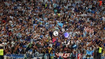 Miles de hinchas argentinos viajaron para alentar al conjunto de Scaloni. (Photo by ADRIAN DENNIS/AFP via Getty Images)