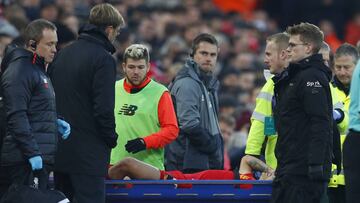 Football Soccer Britain - Liverpool v Sunderland - Premier League - Anfield - 26/11/16 Liverpool&#039;s Philippe Coutinho is stretchered off after sustaining an injury as manager Juergen Klopp looks on Reuters / Phil Noble Livepic EDITORIAL USE ONLY. No u