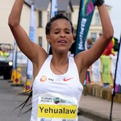 Yehualaw, récord de media y primera mujer que baja de 1h04
