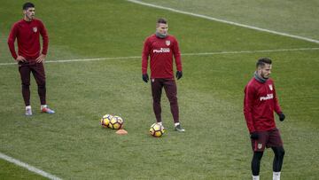 GRA094. MADRID, 16/12/2016.- Los jugadores del Atlético de Madrid Rafa Muñoz (i), Kevin Gameiro (c) y Saúl Ñíguez, durante el entrenamiento que ha realizado hoy la plantilla en el Cerro del Espino para preparar el partido de la 16ª jornada de LaLiga Santander 2016/2017, que disputarán contra la Unión Deportiva Las Palmas en el Vicente Calderón. EFE/Emilio Naranjo