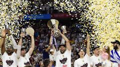 Felipe Reyes levanta la copa de campe&oacute;n de la Euroliga.