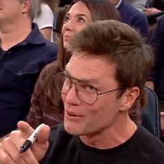 Tom Brady electrifies MSG: signed ball sparks Knicks fan frenzy!