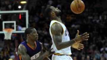 LeBron James ante Brandon Knight.