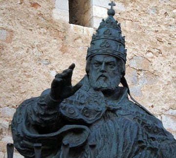 Un monumento del Papa Luna, ante el castillo templario de Peñíscola.