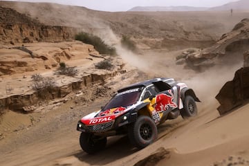 Un buggy diseñado pieza a pieza para dominar el Dakar, con 400 litros de combustible, carrocería fibra y 340 CV de potencia, con cambio secuencial de seis velocidades y tracción trasera.
