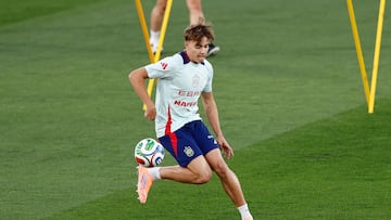 MADRID, 07/10/2025.- El centrocampista de la selección española de fútbol Jesús Rodríguez participa en una sesión de entrenamiento del conjunto en Las Rozas, Madrid, este martes, para preparar el partido que disputará en el Martínez Valero de Elche el sábado (a las nueve menos cuarto de la noche; las 18:45 horas GMT) ante Georgia. EFE/ Rodrigo Jiménez