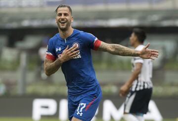 En un emocionante partido que contó con su dosis de polémica arbitral, Cruz Azul mantuvo su calidad de invicto dentro del estadio Azteca. Con una brillante actuación de su ofensiva, Caixinha mantuvo a los cementeros en lo más alto de la tabla general.