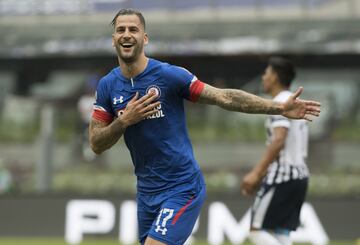 En un emocionante partido que contó con su dosis de polémica arbitral, Cruz Azul mantuvo su calidad de invicto dentro del estadio Azteca. Con una brillante actuación de su ofensiva, Caixinha mantuvo a los cementeros en lo más alto de la tabla general. 