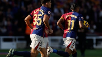 BARCELONA, 30/11/2024.- El delantero del Barcelona Raphinha (d) tras lograr su tanto ante Las Palmas durante su partido de LaLiga en el Estadio Olímpico Lluís Companys en Barcelona este sábado. EFE/Alberto Estévez