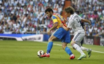 El lateral portugués del Real Madrid Coentrao pelea un balón con Barrragán, del Valencia