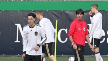 <b>EN FORMA. </b>Özil se entrena ante la atenta mirada de Löw.