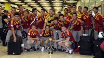 Un centenar de aficionados recibi&oacute; a la Sub-21, que pos&oacute; con la Copa, en Barajas.