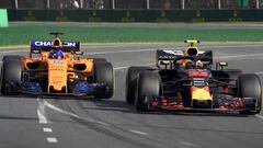 Alonso con el McLaren peleando con el Red Bull de Verstappen en Australia.