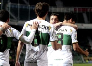 El centrocampista del Elche Adrián (d) celebra con varios compañeros el gol marcado al Real Valladolid, durante el partido de vuelta de dieciseisavos de final de la Copa del Rey, disputado esta tarde en el estadio Martínez Valero.