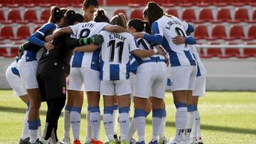 Las jugadoras del Espanyol hacen una piña antes de enfrentarse al Atlético.