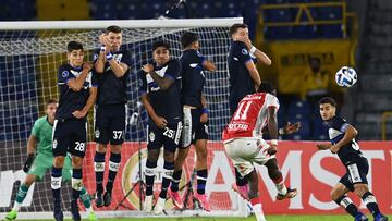 Santa Fe's forward Hugo Rodallega (C) shoots a free kick during the Copa Sudamericana group stage football match between Independiente Santa Fe and Gimnasia y Esgrima at El Campin stadium in Bogota on April 18, 2023. (Photo by Juan BARRETO / AFP)