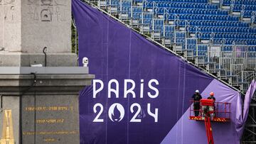 Workmen adjust banners on the 3x3 basketball venue located at the La Concorde, in Paris on July 23, 2024, ahead of the 2024 Paris Olympic Games. (Photo by DAVID GRAY / AFP)