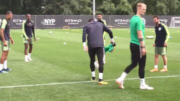 Bravo no destiñó en jueguitos con el balón junto a puros cracks