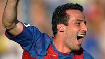 <b>GOLEADOR.</B> El francés Giuly marcó dos goles y fue uno de los jugadores más destacados del Barcelona en Málaga.